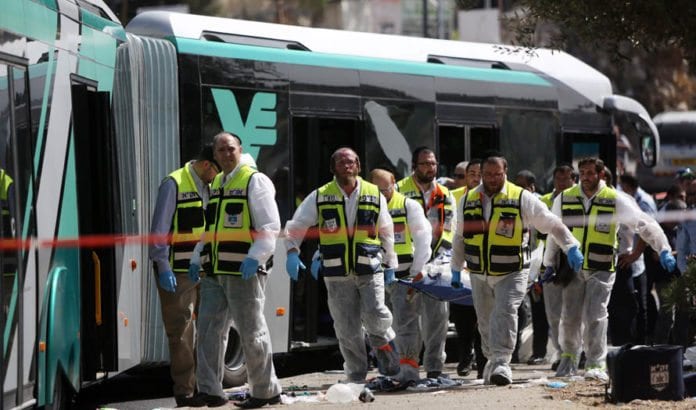 På denne bussen ble to israelere drept og 16 skadet av palestinske terrorister tirsdag formiddag. (Foto: Flash90) På denne bussen ble to israelere drept og 16 skadet av palestinske terrorister tirsdag formiddag. (Foto: Flash90)