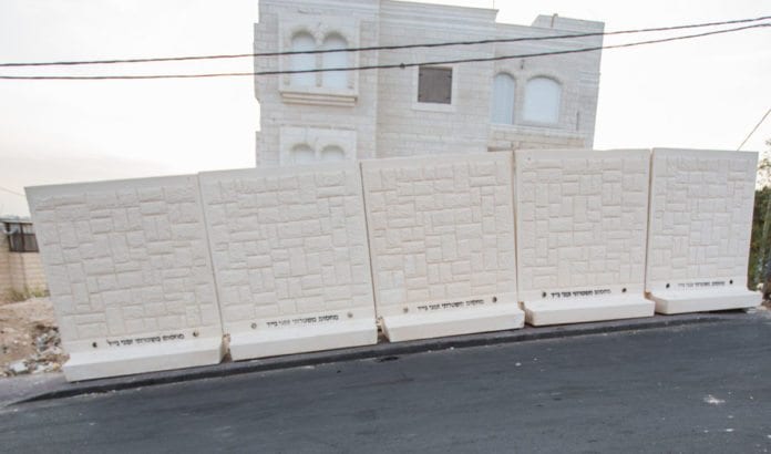 Denne delen av den planlagte sikkerhetsbarrieren ved Jabel Mukaber i Øst-Jerusalem ble bygget søndag. Mandag ble byggeplanen stanset. (Foto: Flash90)