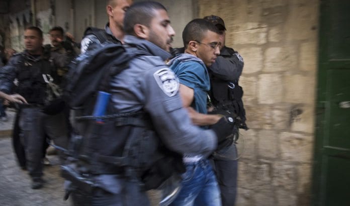 Israelsk politi pågriper en palestiner under opptøyer i Jerusalem onsdag 22. september. (Illustrasjonsfoto: Flash90)