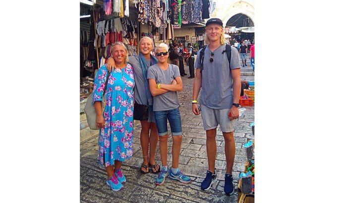 Familien Nærbøe i gamlebyen i Jerusalem omlag to timer før de ble vitne til terrorangrepet. Til høyre Pål Nærbøe (24). (Foto: Privat) Familien Nærbøe i gamlebyen i Jerusalem omlag to timer før de ble vitne til terrorangrepet. Til høyre Pål Nærbøe (24). (Foto: Privat)