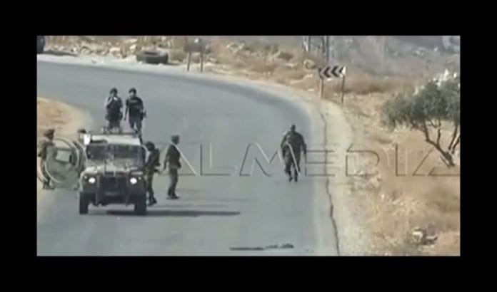 Skjermdump fra video av journalister som får kamerautstyret sitt knust av soldater som går mot IDFs etikk. (Skjermdump via Jerusalem Post)
