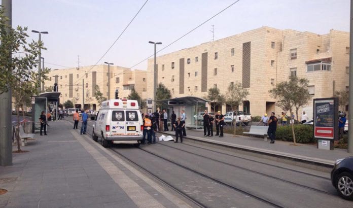 Åstedet for knivangrepet der to israelere på 13 og 25 år ble alvorlig skadet mandag ettermiddag. (Foto: Det israelske politiet)