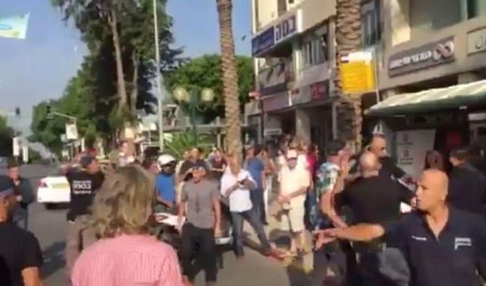 Åstedet for terrorangrepet i Ra'anana 13. oktober. (Foto: Skjermdump av video fra Israel Hatzolah / Twitter)