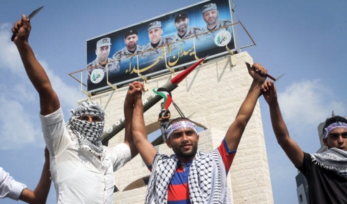Palestinske menn holder kniver på en demonstrasjon mot Israel i Rafah sør på Gaza-stripen 20. oktober 2015. (Foto: Abed Rahim Khatib, Flash90) Palestinske menn holder kniver på en demonstrasjon mot Israel i Rafah sør på Gaza-stripen 20. oktober 2015. (Foto: Abed Rahim Khatib, Flash90)