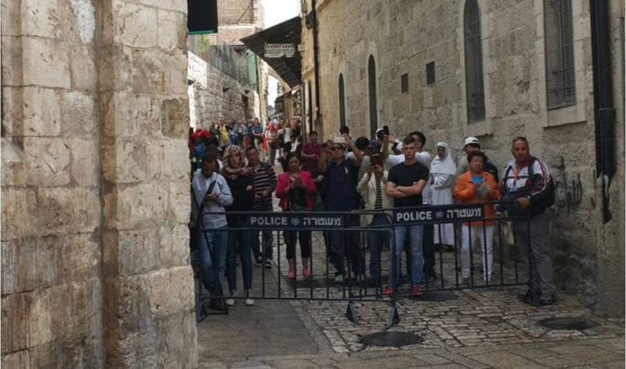 På dette gatehjørnet i Jerusalems gamleby gikk en palestinsk kvinne til knivangrep mot israelere onsdag 7. oktober. (Foto: TPS, Tazpit) På dette gatehjørnet i Jerusalems gamleby gikk en palestinsk kvinne til knivangrep mot israelere onsdag 7. oktober. (Foto: TPS, Tazpit)