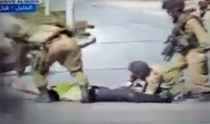 Israelske soldater skjøt og drepte knivstikkeren som utga seg for å være journalist. (Foto: Skjermdump fra Hamas' video på Twitter)