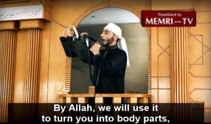 Predikant i moské i Gaza viser fram bombebelte og oppfordrer til selvmordsaksjoner mot israelere. (Foto: Skjermdump fra MEMRI / YouTube) Predikant i moské i Gaza viser fram bombebelte og oppfordrer til selvmordsaksjoner mot israelere. (Foto: Skjermdump fra MEMRI / YouTube)