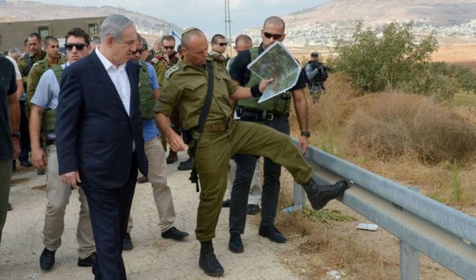 Tirsdag besøkte Netanyahu åstedet for dobbeldrapet på ekteparet Henkin torsdag 1. oktober. (Foto: GPO) Tirsdag besøkte Netanyahu åstedet for dobbeldrapet på ekteparet Henkin torsdag 1. oktober. (Foto: GPO)