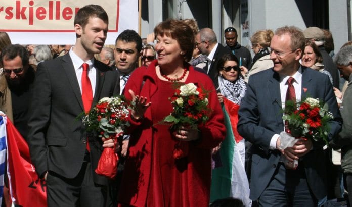 Bjørnar Moxnes (Rødt), Marianne Borgen (SV) og Raymond Johansen (Ap) i tog på 1. mai 2015. (Illustrasjonsfoto: GGAADD, flickr) Bjørnar Moxnes (Rødt), Marianne Borgen (SV) og Raymond Johansen (Ap) i tog på 1. mai 2015. (Illustrasjonsfoto: GGAADD, flickr)