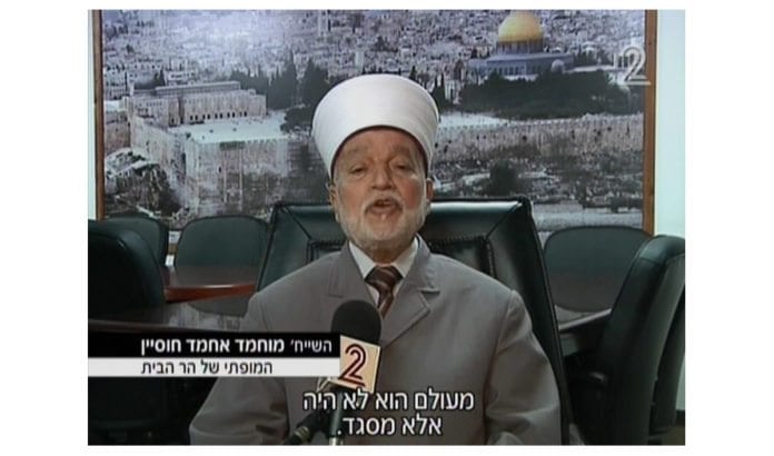 Stormufti Hussein benektet jødenes historie på Tempelhøyden da han ble intervjuet av Channel 2 søndag. (Foto: Skjermdump fra Channel 2 via Times of Israel)