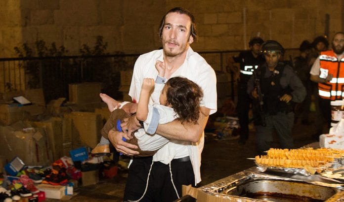 terrorangrep jerusalem 3oktober2015 liten gutt bæres bort