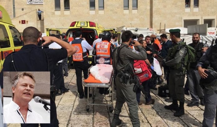 Bengt-Ove Nordgård (innfelt) havnet midt i terrordrama i Jerusalem onsdag. Han har selv tatt bildet av situasjonen. (Foto: Bengt-Ove Nordgård)