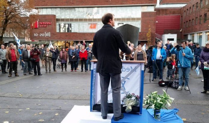 Conrad Myrland taler til ca. 120 deltakere på MIFFs støttemarkering i Tønsberg 7. november 2015. (Foto: Torben von Huth, MIFF Vestfold) Conrad Myrland taler til ca. 120 deltakere på MIFFs støttemarkering i Tønsberg 7. november 2015. (Foto: Torben von Huth, MIFF Vestfold)