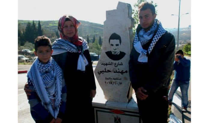 Bildet viser palestinere ved minnesmerket for terror-drapsmannen Muhannad Halabi. (Foto: Fra Twitter-kontoen til Ofir Gendelman, israelsk talsmann) Bildet viser palestinere ved minnesmerket for terror-drapsmannen Muhannad Halabi. (Foto: Fra Twitter-kontoen til Ofir Gendelman, israelsk talsmann)