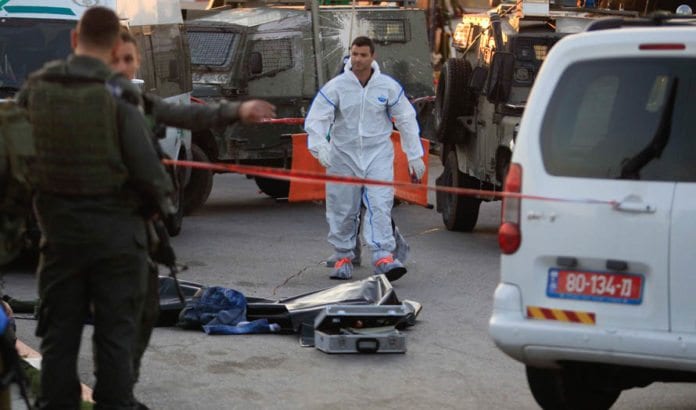 Her ble en israeler drept og flere skadet i knivangrep mandag ettermiddag, langs vei nr 443 mellom Jerusalem og Tel Aviv. (Foto: Flash90) Her ble en israeler drept og flere skadet i knivangrep mandag ettermiddag, langs vei nr 443 mellom Jerusalem og Tel Aviv. (Foto: Flash90)
