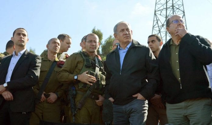 Israels statsminister Benjamin Netanyahu sammen med forsvarsminister Moshe Ya'alon og tropper fra IDF på åstedet for terrordrapet på 21 år gamle Hadar 23. november 2015. (Foto: GPO) Israels statsminister Benjamin Netanyahu sammen med forsvarsminister Moshe Ya'alon og tropper fra IDF på åstedet for terrordrapet på 21 år gamle Hadar 22. november 2015. (Foto: GPO)