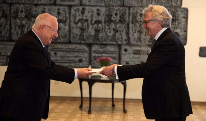 Israels president Reuven Rivlin tok imot Jon Hanssen-Bauer som Norges ambassadør til Israel mandag 2. november. (Foto: Norges ambassade i Israel / Twitter) Israels president Reuven Rivlin tok imot Jon Hanssen-Bauer som Norges ambassadør til Israel mandag 2. november. (Foto: Norges ambassade i Israel / Twitter)