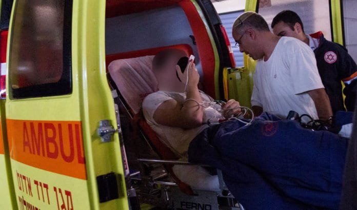 En av de skadde fra skyteangrepet ved Patriarkenes hule ankommer Sha'are Zedek-syehuset i Jerusalem fredag kveld. (Foto: Flash90) En av de skadde fra skyteangrepet ved Patriarkenes hule ankommer Sha'are Zedek-syehuset i Jerusalem fredag kveld. (Foto: Flash90)