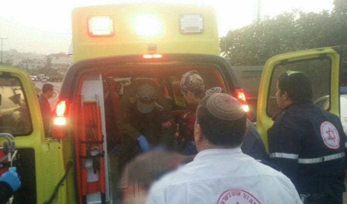 Seks barn og to voksne omkom i frontkollisjon ved Dødehavet. Dette bildet er fra en annen anledning. (Illustrasjonsfoto: Magen David Adom) En alvorlig skadet israelsk grensepolitimann legges i ambulanse etter påkjørsel på Vestbredden onsdag 4. november. (Foto: Magen David Adom)