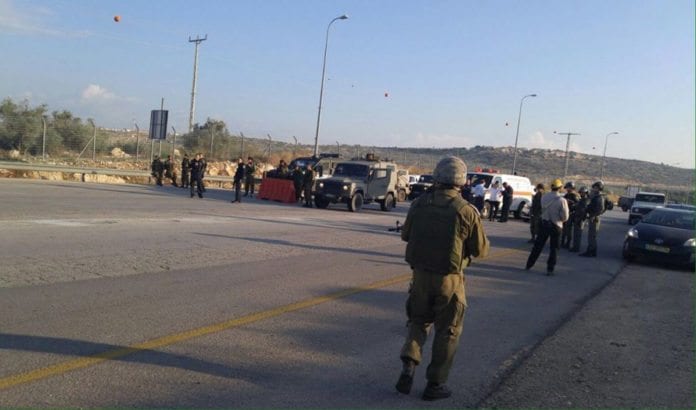 Her forsøkte en palestinsk kvinne å angripe israelske vaktmannskaper med kniv mandag morgen. (Foto: Det israelske forsvarsdepartementet) Her forsøkte en palestinsk kvinne å angripe israelske vaktmannskaper med kniv mandag morgen. (Foto: Det israelske forsvarsdepartementet)