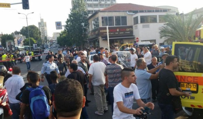 På denne gaten i Rishon Letzion ble en mann og en kvinne knivstukket av en palestinsk terrorist i dag, mandag 2. november 2015. (Foto: MDA / Twitter) På denne gaten i Rishon Letzion ble en mann og en kvinne knivstukket av en palestinsk terrorist i dag, mandag 2. november 2015. (Foto: MDA / Twitter)