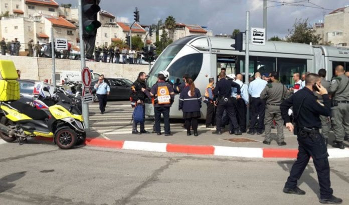 Om bord på denne trikken ble en sikkerhetsvakt knivstukket tirsdag 10. november. (Foto: Magen David Adom) Om bord på denne trikken ble en sikkerhetsvakt knivstukket tirsdag 10. november. (Foto: Magen David Adom)