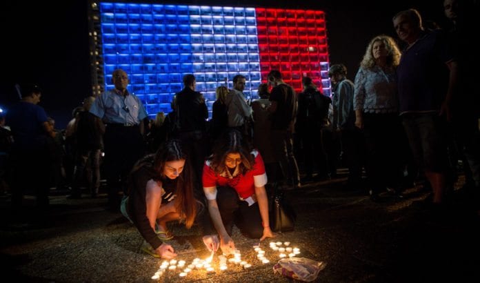 Israelere viser solidaritet med Frankrike på Rabin-plassen i Tel Aviv etter terrorangrepet. (Foto: Miriam Alster, Flash90) Israelere viser solidaritet med Frankrike på Rabin-plassen i Tel Aviv etter terrorangrepet. (Foto: Miriam Alster, Flash90)