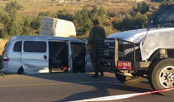Da denne bilen ble beskutt, ble far og sønn drept, og mor og en annen sønn skadet. (Foto: Skjermdump fra Channel 2 via Times of Israel) Da denne bilen ble beskutt, ble far og sønn drept, og mor og en annen sønn skadet. (Foto: Skjermdump fra Channel 2 via Times of Israel)