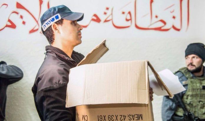 Israelske politistyrker under stengningen av ett av de 17 regionalkontorene til nord-avdelingen av Den islamske bevegelsen i Israel. (Foto: Det israelske politiet) Israelske politistyrker under stengningen av ett av de 17 regionalkontorene til nord-avdelingen av Den islamske bevegelsen i Israel. (Foto: Det israelske politiet)