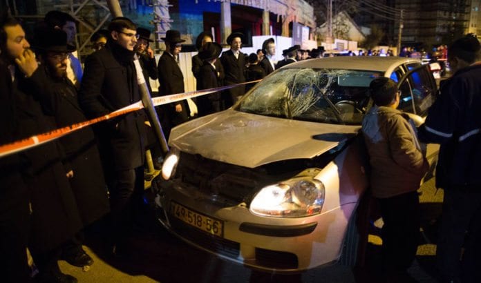 Denne bilen ble brukt av en palestinsk terrorist til å kjøre på to sivile israelere søndag kveld i sentrum av Jerusalem. (Foto: Flash90) Denne bilen ble brukt av en palestinsk terrorist til å kjøre på to sivile israelere søndag kveld i sentrum av Jerusalem. (Foto: Flash90)