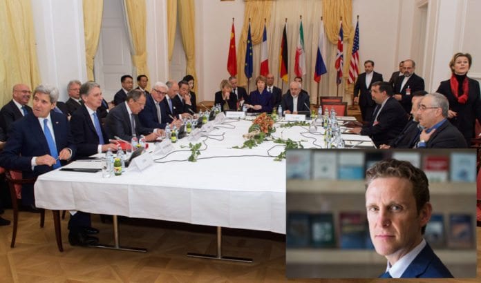 Forhandlingsbordet der verdensmaktene og Iran ble enige om en atomavtale i sommer. Innfelt: Mark Dubowitz. (Foto: Det amerikanske utenriksdepartementet og Foundation for Defense of Democracies) Forhandlingsbordet der verdensmaktene og Iran ble enige om en atomavtale i sommer. Innfelt: Mark Dubowitz. (Foto: Det amerikanske utenriksdepartementet og Foundation for Defense of Democracies)