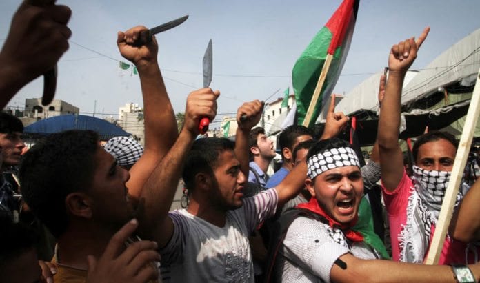 Palestinske studenter i Gaza demonstrerer til støtte for knivangrepene mot israelere. (Illustrasjonsfoto: Flash90) Palestinske studenter i Gaza demonstrerer til støtte for knivangrepene mot israelere. (Illustrasjonsfoto: Flash90)