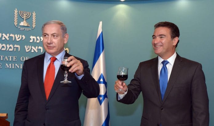 Statsminister Benjamin Netanyahu og påtroppende Mossad-sjef Yossi Cohen. Bildet er tatt da de to utbrakte en skål i forbindelse med den jødiske nyttårsfeiringen i september. (Foto: GPO / Flickr.com) Statsminister Benjamin Netanyahu og påtroppende Mossad-sjef Yossi Cohen. Bildet er tatt da de to utbrakte en skål i forbindelse med den jødiske nyttårsfeiringen i september. (Foto: GPO / Flickr.com)