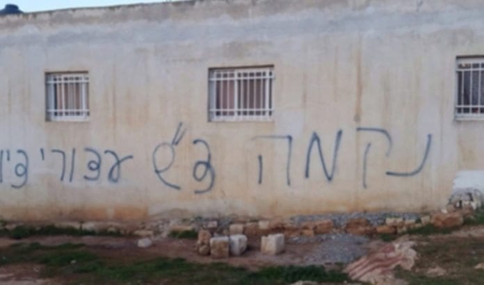 Graffiti funnet på husvegg etter angrepet mot en palestinsk familie utenfor Ramallah natt til 22. desember. (Foto: Det israelske politiet) Graffiti funnet på husvegg etter angrepet mot en palestinsk familie utenfor Ramallah natt til 22. desember. (Foto: Det israelske politiet)