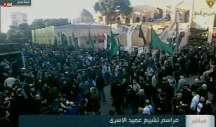 Flere tusen deltok i terroristen Samir Kuntars begravelse i Beirut mandag 21. desember. (Foto: Skjermdump fra vide på Ynetnews.com) Flere tusen deltok i terroristen Samir Kuntars begravelse i Beirut mandag 21. desember. (Foto: Skjermdump fra vide på Ynetnews.com)