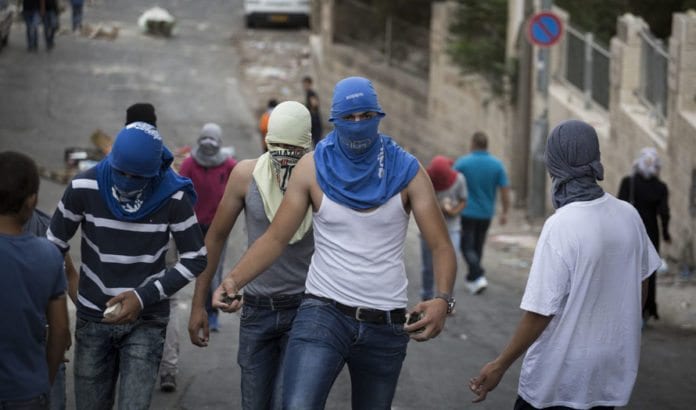 Maskerte palestinere kaster stein i Jerusalem etter et terrorangrep 7. oktober 2015. (Illustrasjonsfoto: Flash90) Maskerte palestinere kaster stein i Jerusalem etter et terrorangrep 7. oktober 2015. (Illustrasjonsfoto: Flash90)