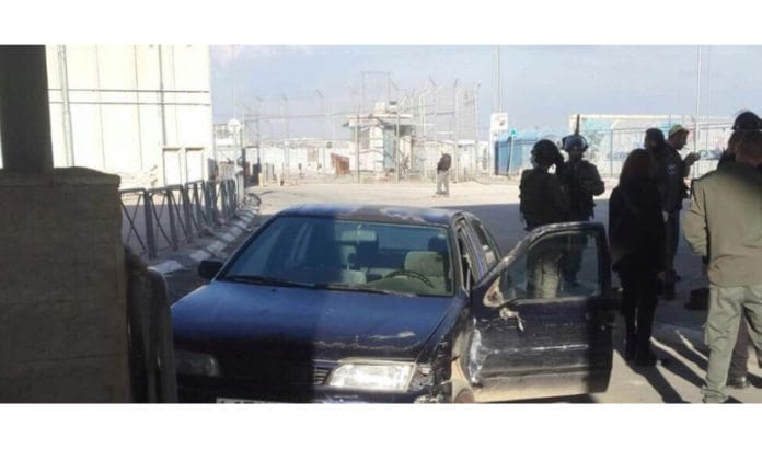 Med denne bilen forsøkte en palestinsk angriper å kjøre på israelske politifolk og soldater fredag. (Foto: Det israelske politiet) Med denne bilen forsøkte en palestinsk angriper å kjøre på israelske politifolk og soldater fredag. (Foto: Det israelske politiet)