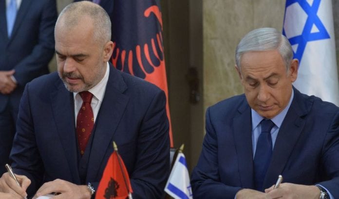 Netanyahu og Albanias statsminister Edi Rama undertegnet vennskapsavtale i desember 2015 (Foto: Facebook) Netanyahu og Albanias statsminister Edi Rama undertegnet vennskapsavtale i desember 2015 (Foto: Facebook)