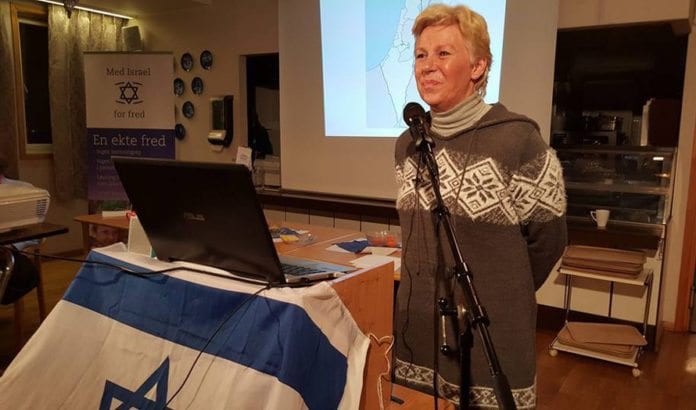 Astrid Salvesen Shwartz fortalte om sine 30 år i Israel da hun holdt foredrag på møte i MIFF Oslo 26. januar 2016. (Foto: Kjetil Ravn Hansen) Astrid Salvesen Shwartz fortalte om sine 30 år i Israel da hun holdt foredrag på møte i MIFF Oslo 26. januar 2016. (Foto: Kjetil Ravn Hansen)