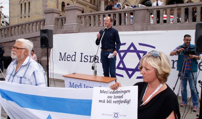Conrad Myrland, daglig leder i Med Israel for fred (MIFF), taler på støttemarkering for Israel 10. august 2014. (Foto: MIFF) Conrad Myrland, daglig leder i Med Israel for fred (MIFF), taler på støttemarkering for Israel 10. august 2014. (Foto: MIFF)
