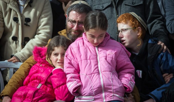Seksbarnsmoren Dafna Meir ble drept ved inngangen til sin egen bolig. Her er mannen og tre av barna under begravelsen. (Foto: Yonatan Sindel, Flash90) Seksbarnsmoren Dafna Meir ble drept ved inngangen til sin egen bolig. Her er mannen og tre av barna under begravelsen. (Foto: Yonatan Sindel, Flash90)