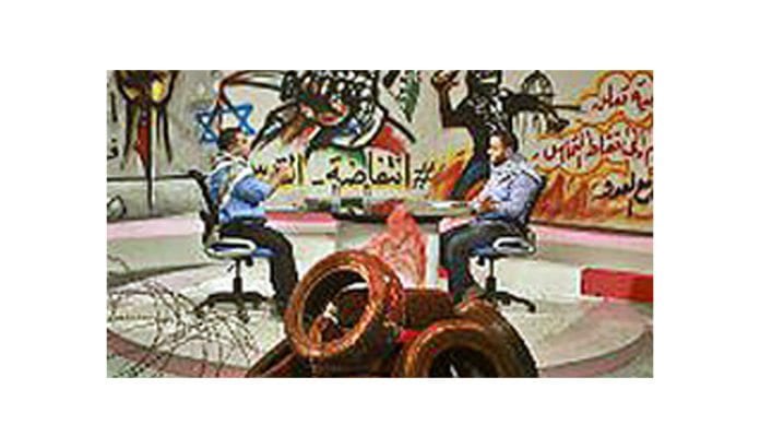 Hamas' tv-kanal A-Aqsa TV har spesialinnredet dette studioet til ære for terrorbølgen mot Israel. (Foto: Skjermdump via Ynetnews.com) Hamas' tv-kanal A-Aqsa TV har spesialinnredet dette studioet til ære for terrorbølgen mot Israel. (Foto: Skjermdump via Ynetnews.com)