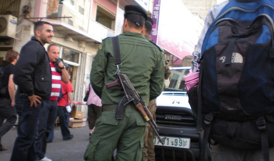 Palestinsk politimann på vakt i Hebron. (Illustrasjonsfoto: Lex Gilll / Flickr.com / CC)