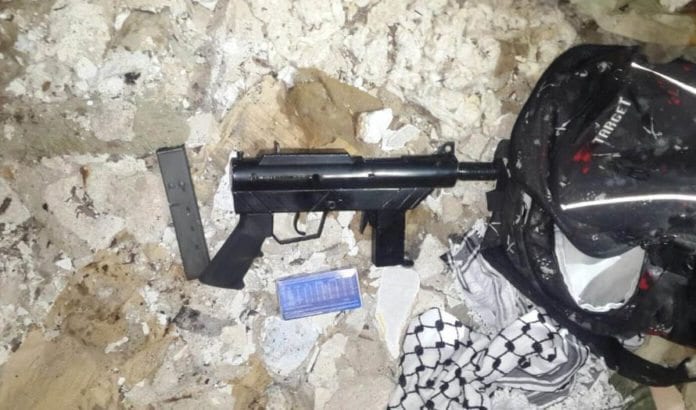 Ifølge israelsk etterretning ble dette skytevåpenet brukt i et angrep mot israelske soldater utenfor Tulkarem 20. januar. (Foto: Shin Bet) Ifølge israelsk etterretning ble dette skytevåpenet brukt i et angrep mot israelske soldater utenfor Tulkarem 20. januar. (Foto: Shin Bet)