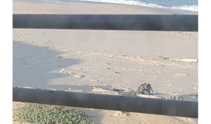 Ryggsekken i sanden inneholder en bombe som var tiltenkt angrep mot israelske grensepatruljer ved Gaza, ifølge det israelske forsvarets talsmann Peter Lerner. (Foto: Peter Lerner / Twitter) Ryggsekken i sanden inneholder en bombe som var tiltenkt angrep mot israelske grensepatruljer ved Gaza, ifølge det israelske forsvarets talsmann Peter Lerner. (Foto: Peter Lerner / Twitter)