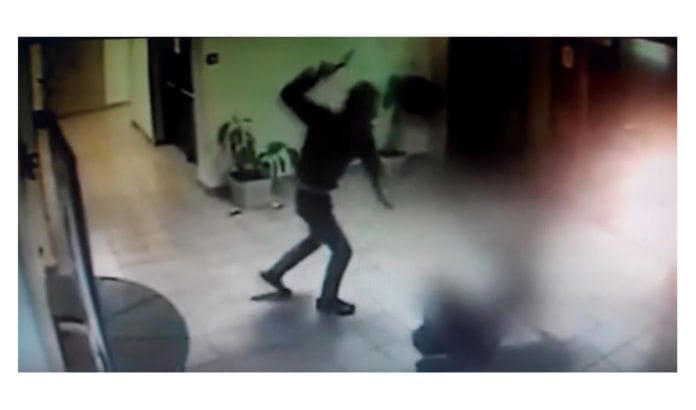 Overvåkingsvideo fra åstedet dokumenteer det brutale angrepet. (Foto: Skjermdump fra YouTube via Times of Israel) Overvåkingsvideo fra åstedet dokumenteer det brutale angrepet. (Foto: Skjermdump fra YouTube via Times of Israel)