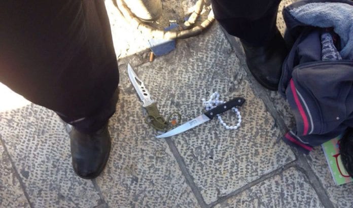 Disse knivene ble brukt i angrepsforsøk ved Damaskus-porten i Jerusalem mandag 15. februar. (Foto: Det israelske politiet) Disse knivene ble brukt i angrepsforsøk ved Damaskus-porten i Jerusalem mandag 15. februar. (Foto: Det israelske politiet)
