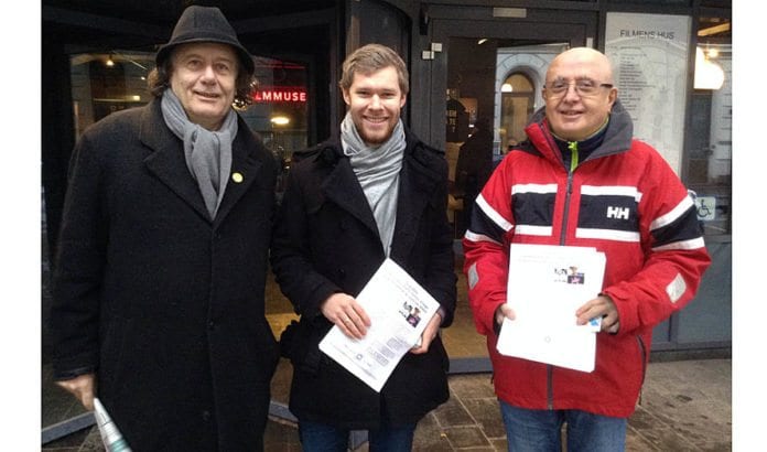 Edvard Dæhlin, Eirik Semb og Ole Jacob Grøgaard fra MIFF Oslo var med på markeringen utenfor Filmens hus lørdag ettermiddag. (Foto: Vigdis Wilhelmsen) Edvard Dæhlin, Eirik Semb og Ole Jacob Grøgaard fra MIFF Oslo var med på markeringen utenfor Filmens hus lørdag ettermiddag. (Foto: Vigdis Wilhelmsen)