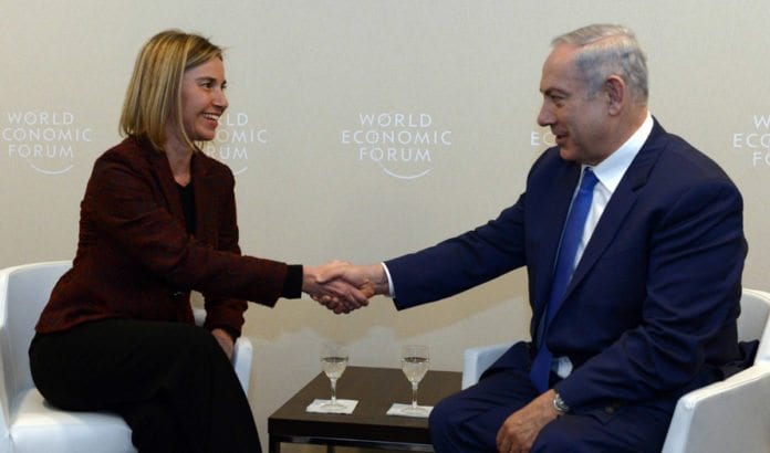 Benjamin Netanyahu og Federica Mogherini da de møttes under World Economic Forum i Davos 21. januar i år. (Foto: GPO / Flickr.com) Benjamin Netanyahu og Federica Mogherini da de møttes under World Economic Forum i Davos 21. januar i år. (Foto: GPO / Flickr.com)