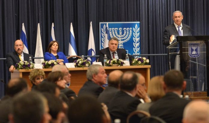 Netanyahu på talerstolen under Utenriksdepartementets konferanse for utenlandske ambassadører søndag 31. januar. (Foto: GPO / Flickr.com) Netanyahu på talerstolen under Utenriksdepartementets konferanse for utenlandske ambassadører søndag 31. januar. (Foto: GPO / Flickr.com)